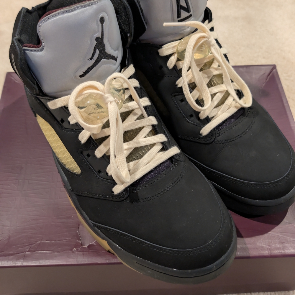 Jordan Men's Black and Gold Sneakers